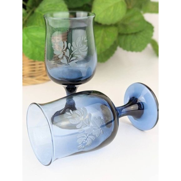 Pair of Blue Etched Wine Glasses Set of 2 Vtg Pfaltzgraff Yorktowne USA Stemware - Picture 2 of 7